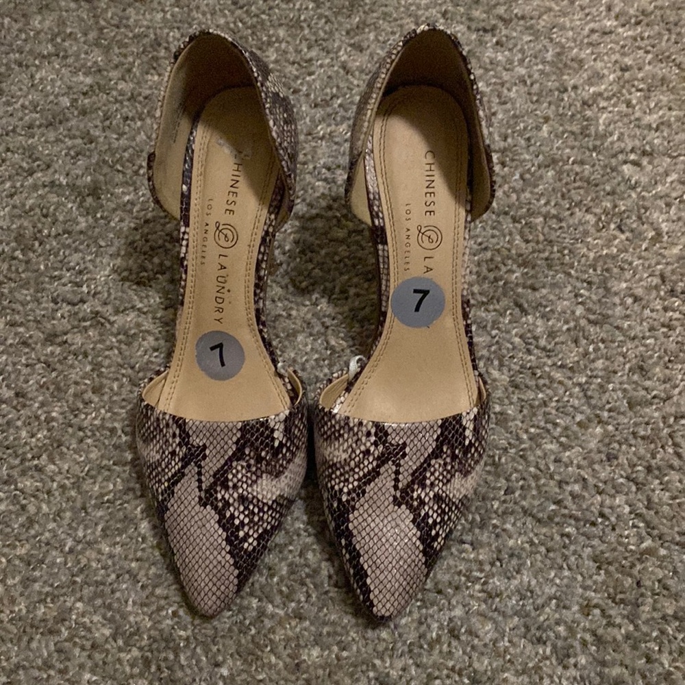Chinese Laundry sz 7 snake print heels